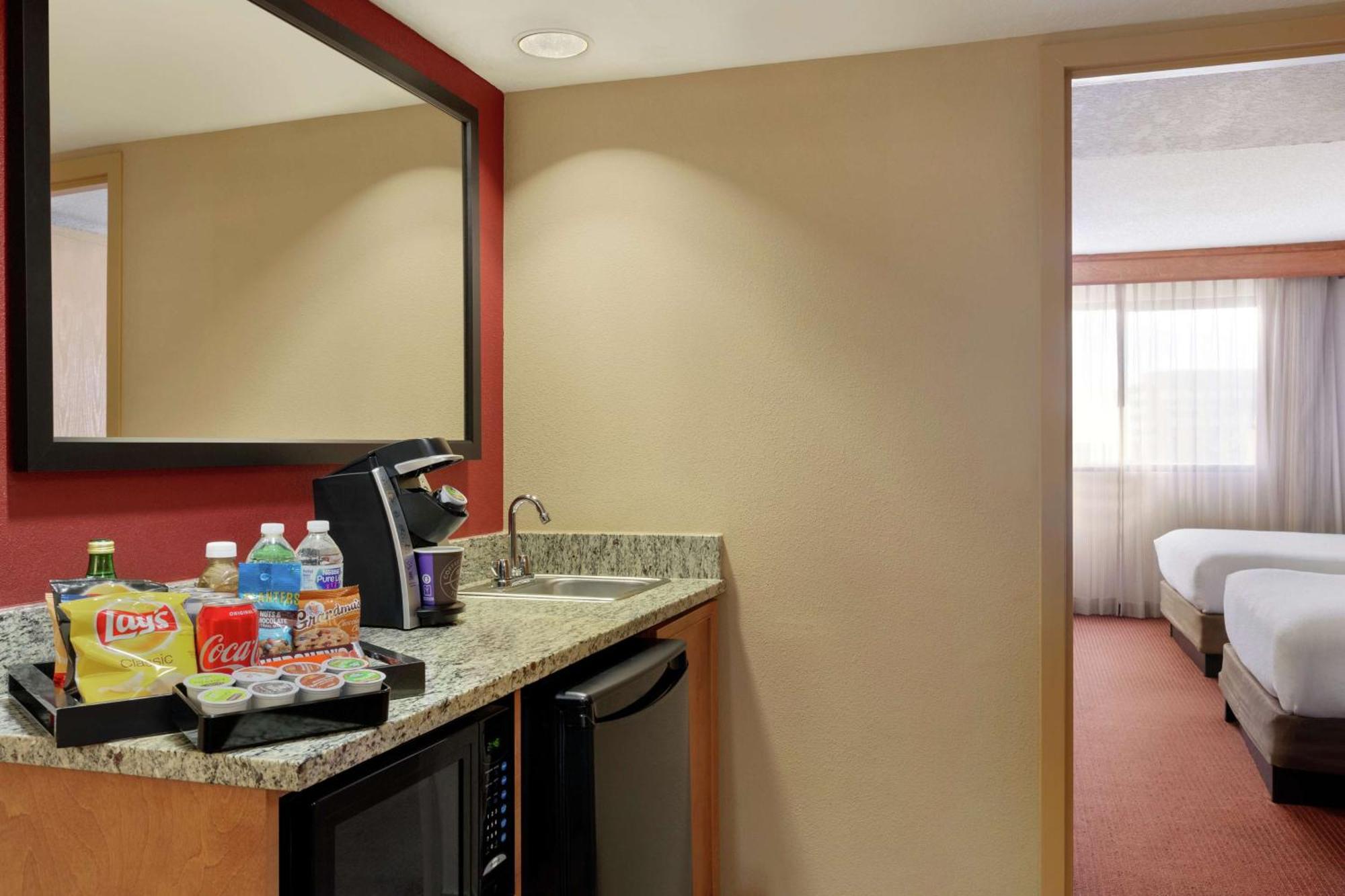Embassy By Hilton International Airport Hotel Kansas City
