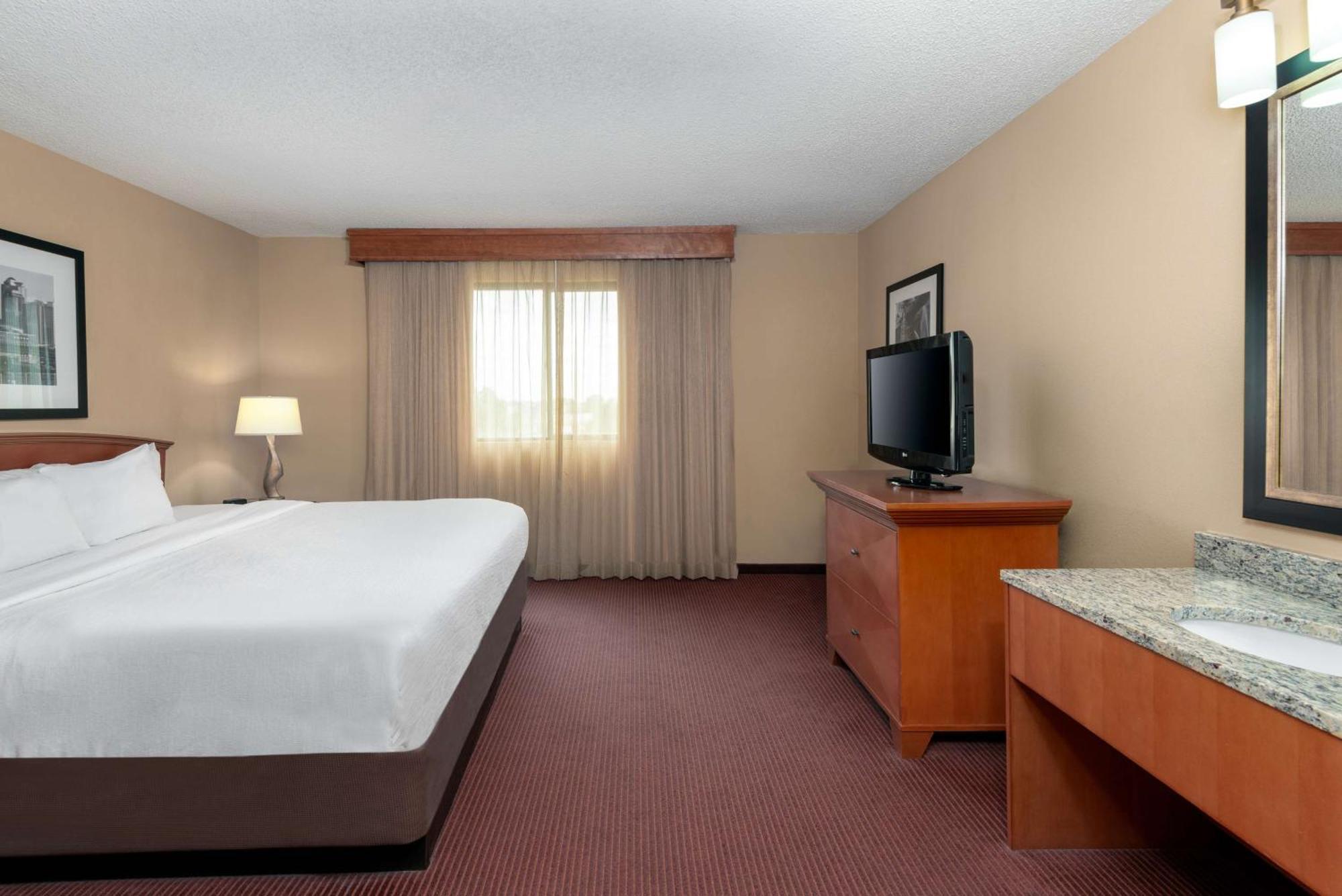 Hotel Embassy By Hilton International Airport 3*