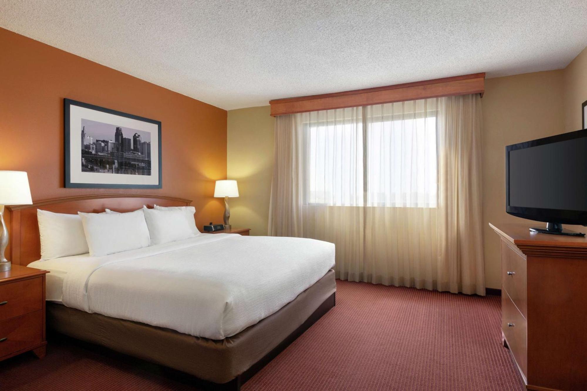 Embassy By Hilton International Airport Hotel Kansas City